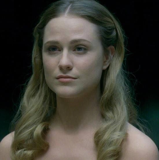 剧中德洛丽丝的性格是在逐渐转变的,从开始的温柔无力的农家女,到后来