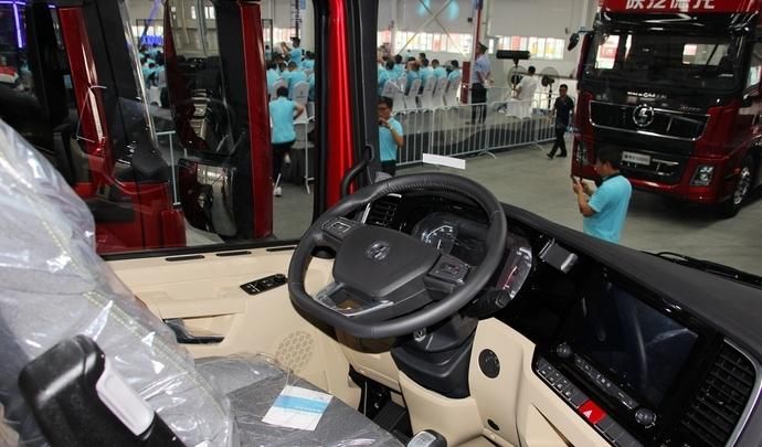 陕汽德龙x5000是x6000底盘与x3000驾驶室的合体