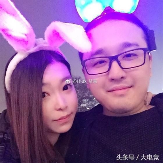 lol老ig笑笑晒结婚照网友调侃民政局帮p头发