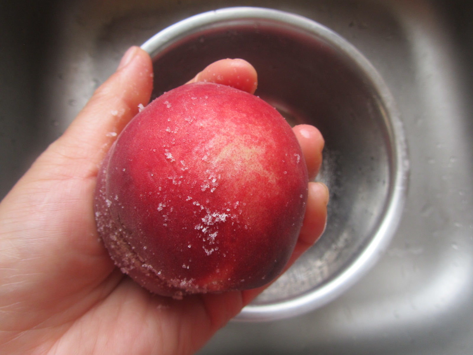 告诉你一个洗桃子的小技巧!