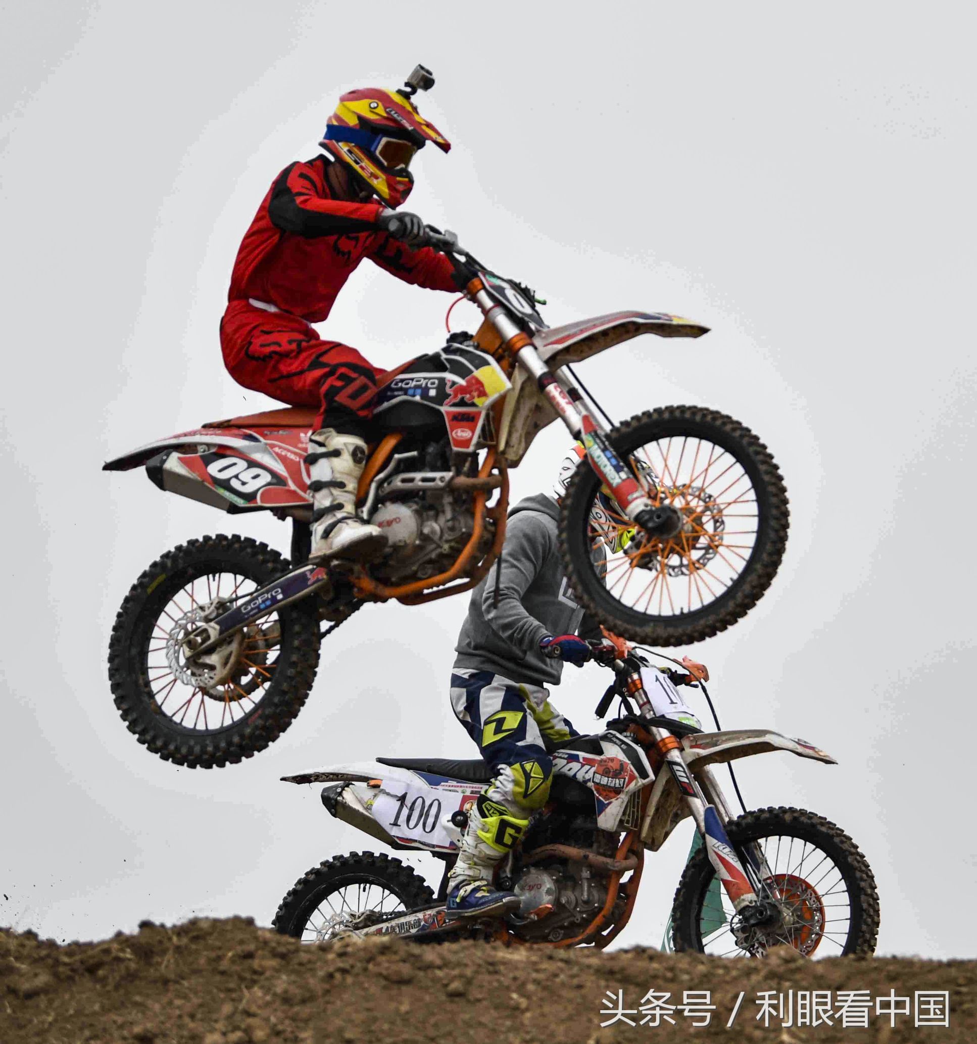 1月13日,在安徽省亳州市林拥城,参赛车手驾驶摩托车正在比赛中.