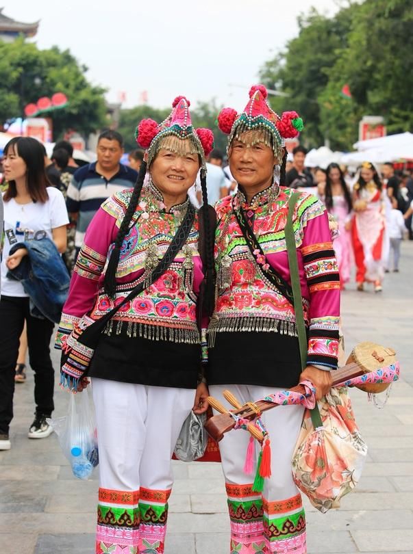 楚雄彝人古镇火把节热闹非凡,帅哥靓女载歌载舞,当地放假5天