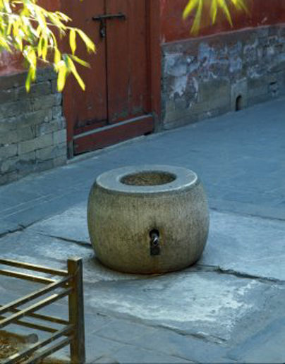 镜头下的珍妃井:这样小的井口,如何能塞进珍妃?