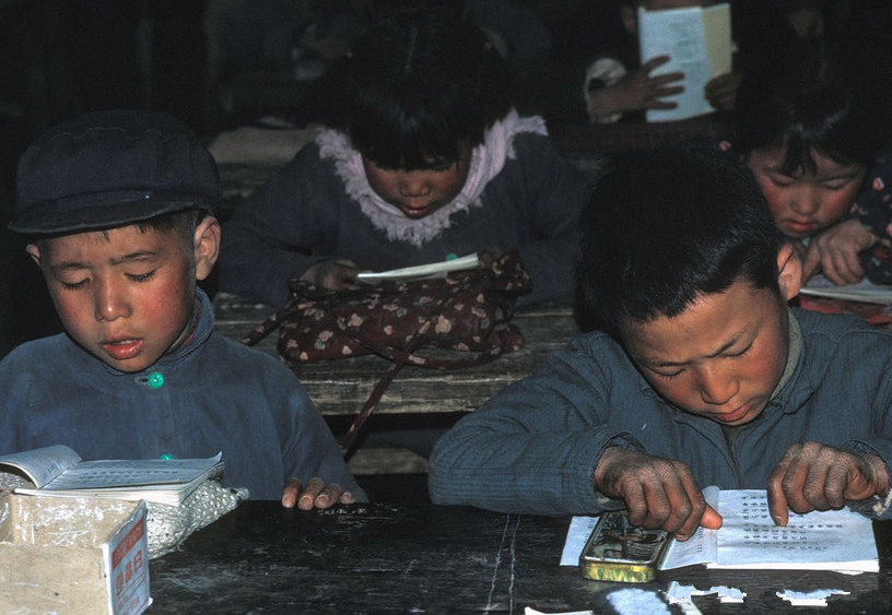70年代历史老照片70年代的中国,农村学校里都读书的学生,大家都很认真