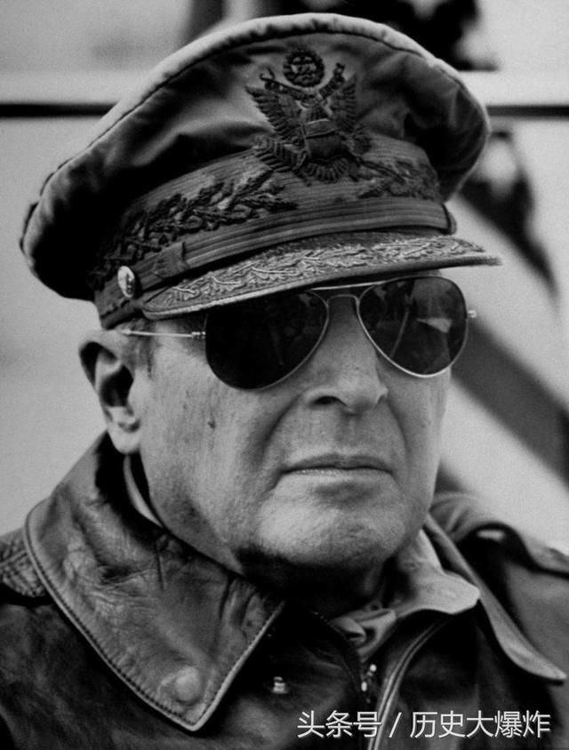 巴顿,他是美国陆军四星上将,是第二次世界大战中著名的美国军事统帅