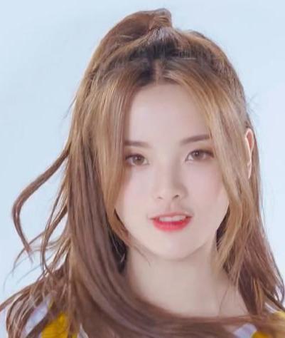 杨超越新造型又"火"了!半扎丸子头梳龙须刘海,不但不丑还很潮