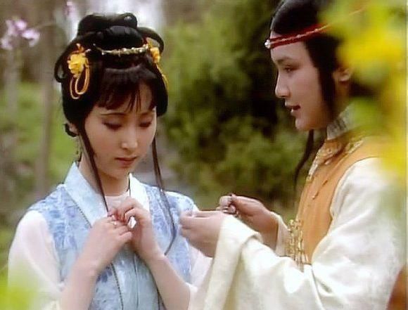 袭人听到宝黛的爱情表白后为何惴惴不安?