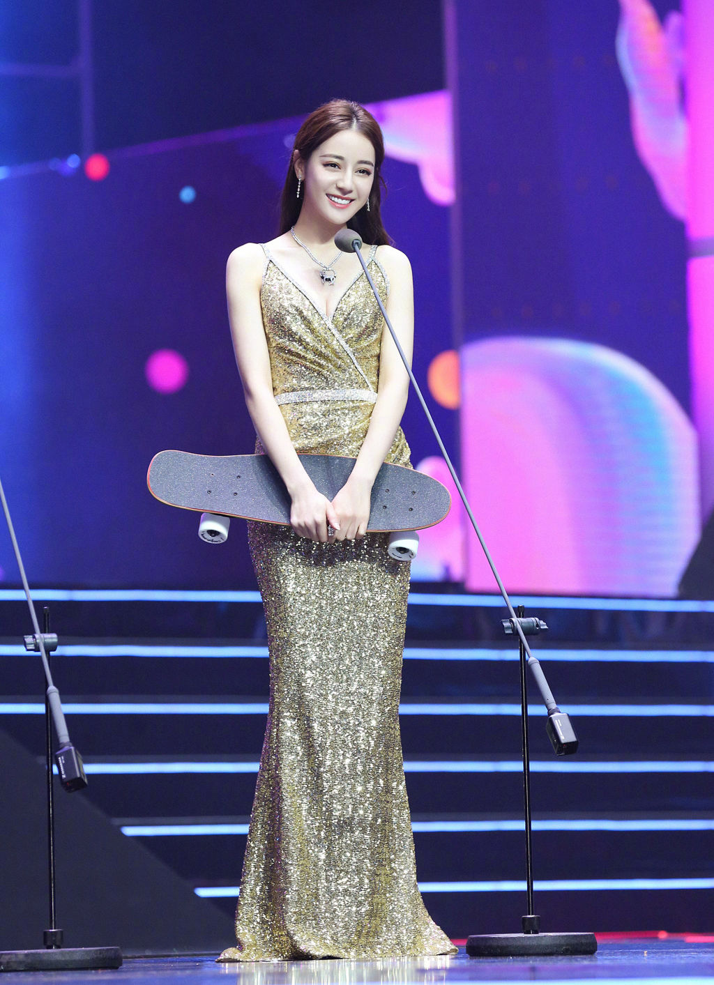 热巴仅凭一袭金色深v吊带礼裙登热搜,身姿妙曼,越发的性感了