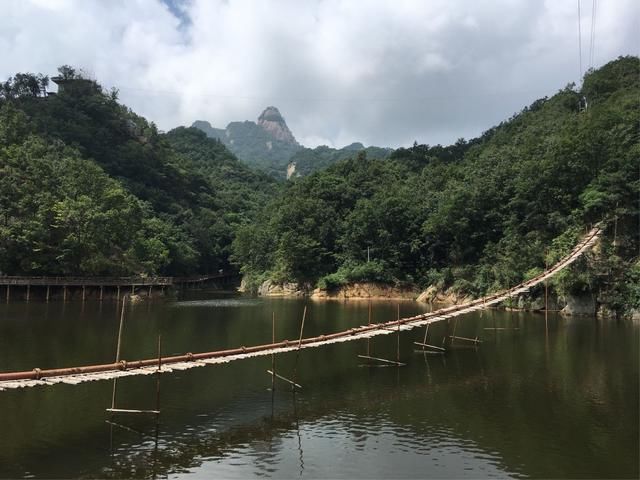 現為國家aaaa級景區[1],中國國家地質公園,西泰山風景區的特點是:山峻