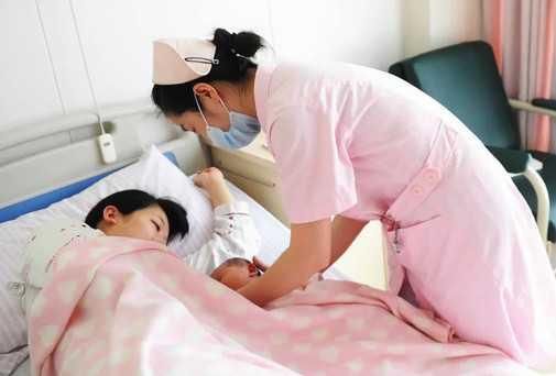 产妇生孩子时丈夫不在身边 婆婆的一耳光连医生都称赞!滚动